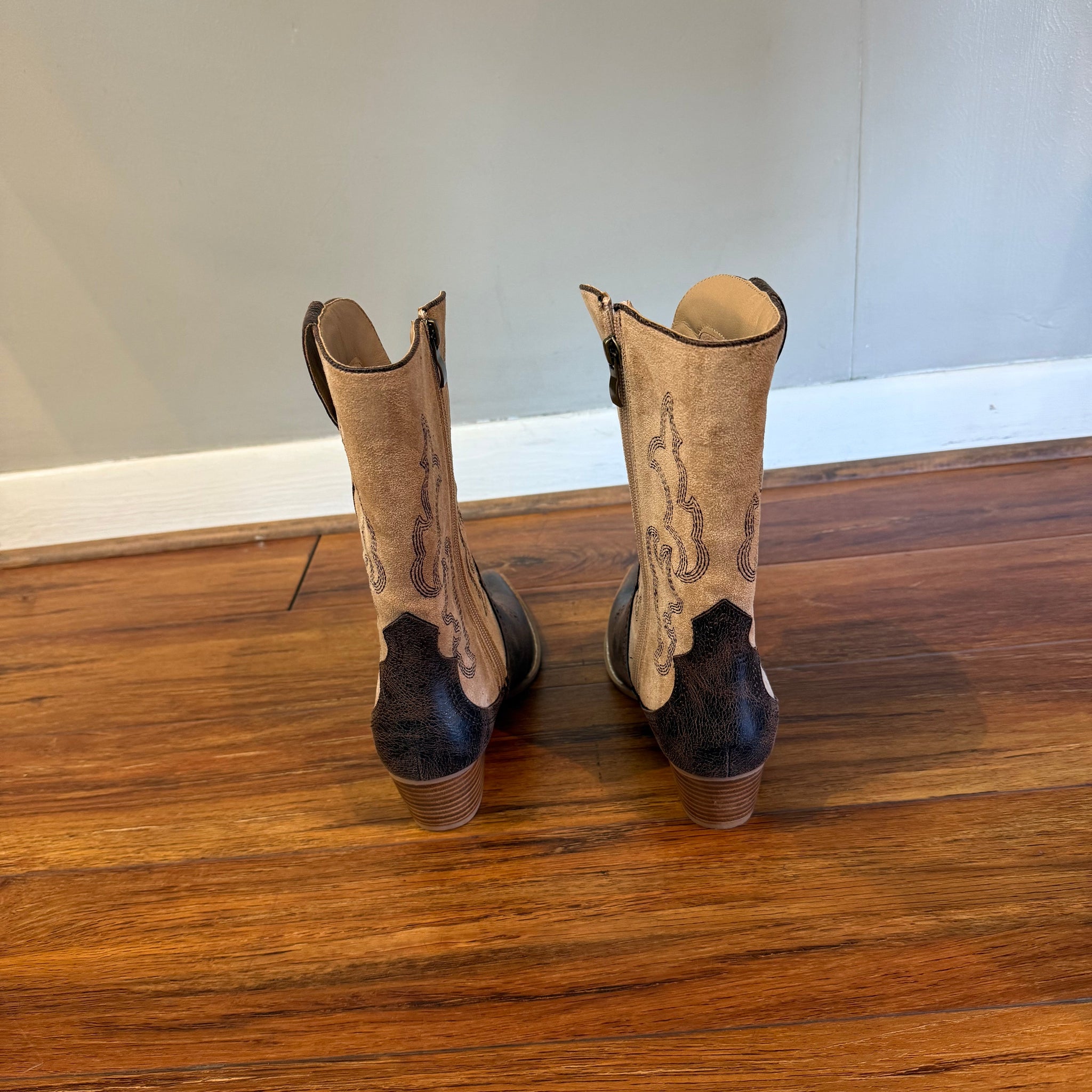 HEY GIRL BY CORKYS - Two-toned Brown Boots